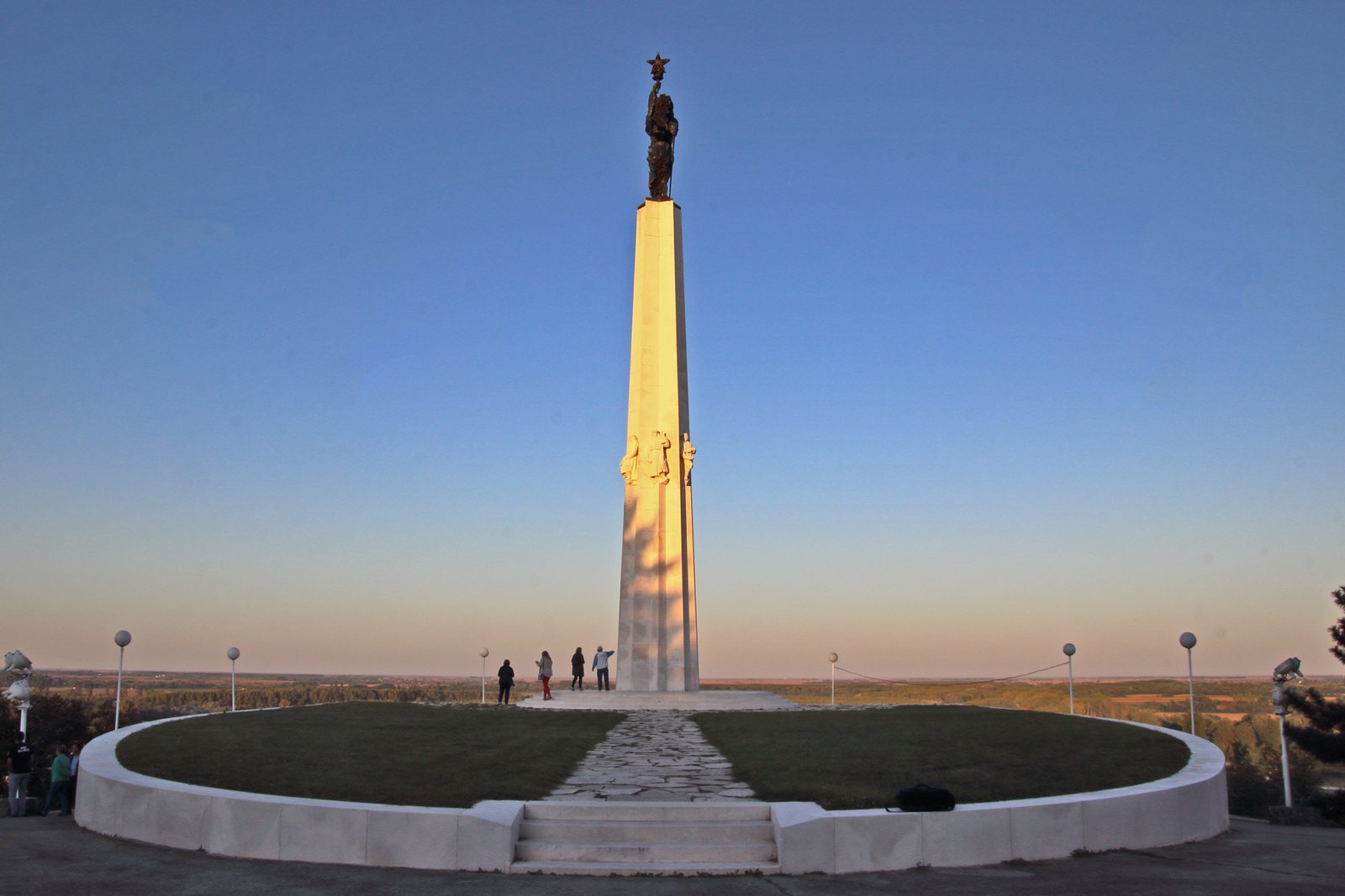 turistički vodič: Batinski spomenik